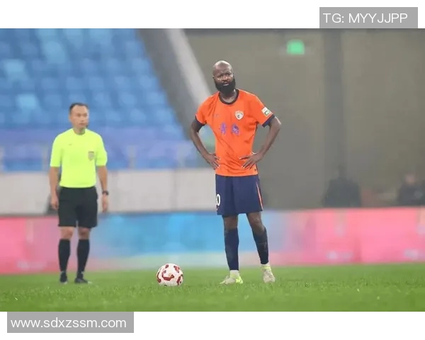 足球明星裤裆凸起照片引发热议网友热衷讨论运动员魅力与形象问题