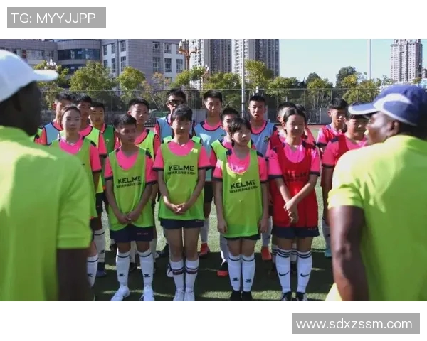 大学校园里的足球明星如何在学业与梦想之间找到平衡